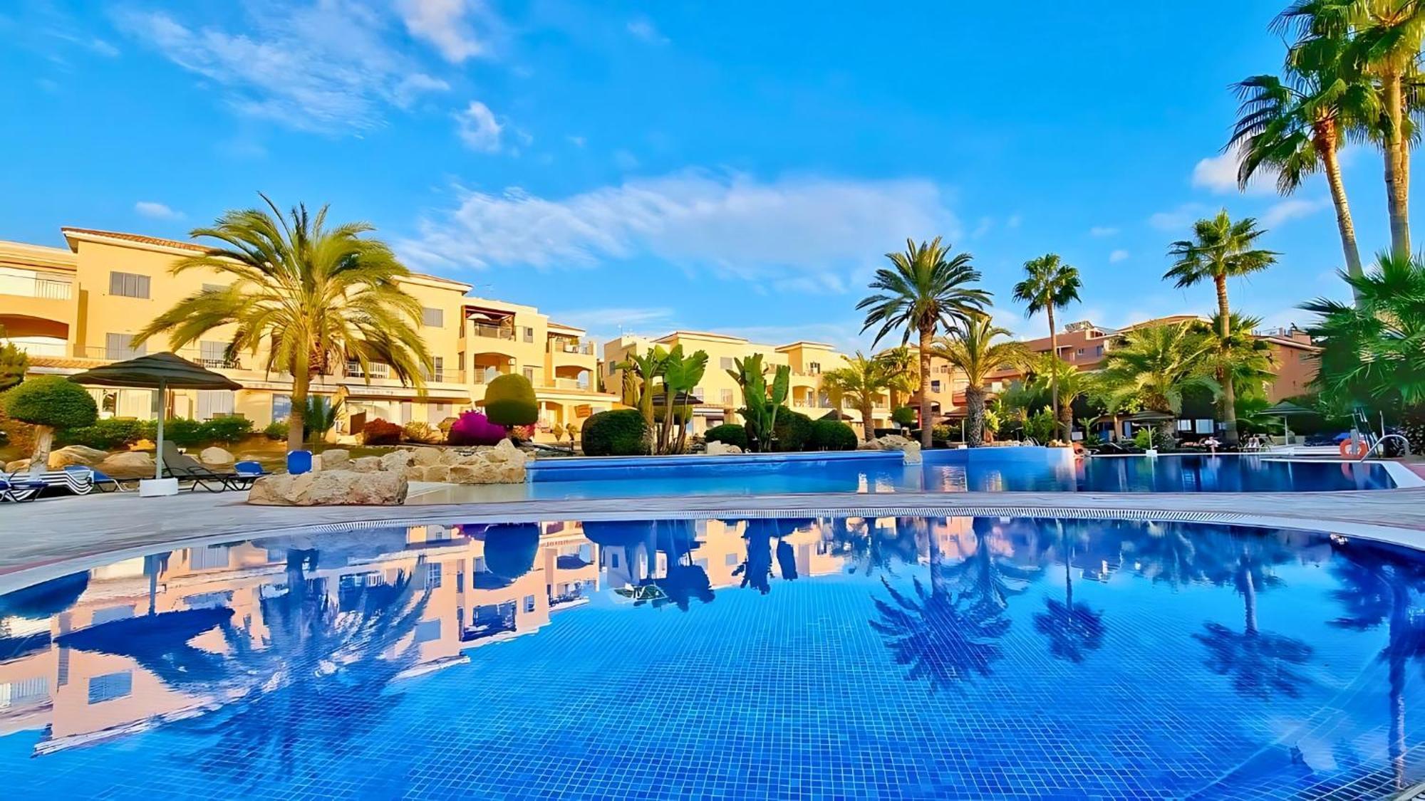 Holiday In Paphos, Prime Location Resort Pools, Jacuzzis, Harbor & 300M To The Beach المظهر الخارجي الصورة